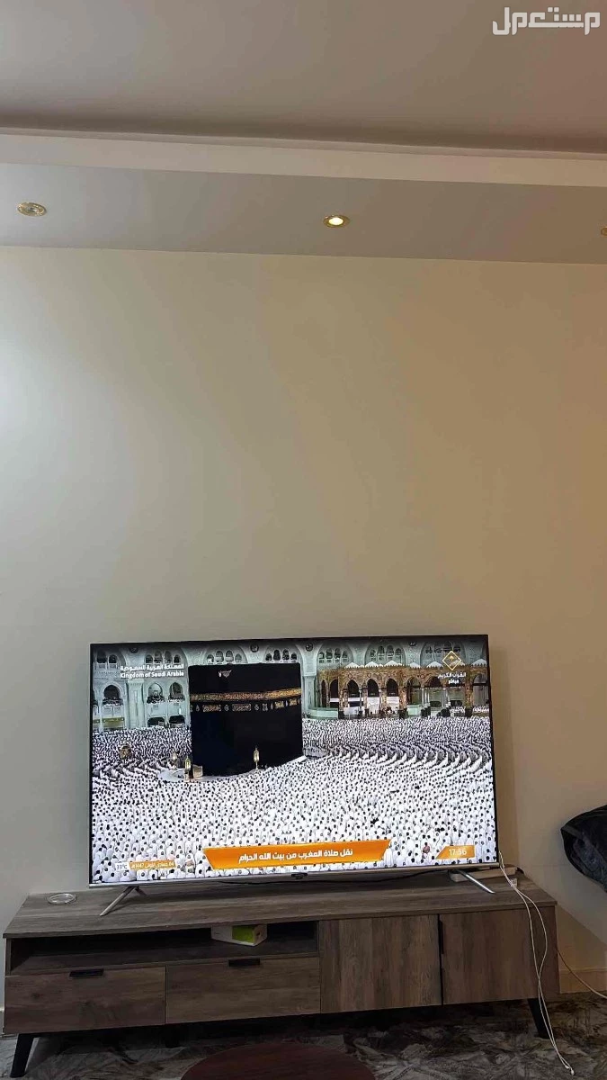 كنب للبيع اربع قطع وطاولة تلفزيون وطاوله بالوسط وملحقطاته طاولة التلفزون