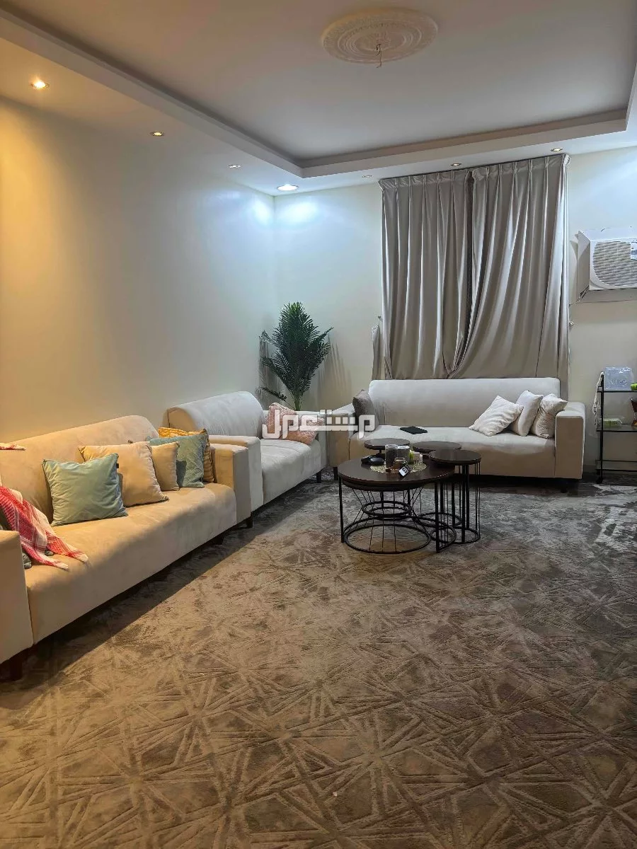 كنب للبيع اربع قطع وطاولة تلفزيون وطاوله بالوسط وملحقطاته