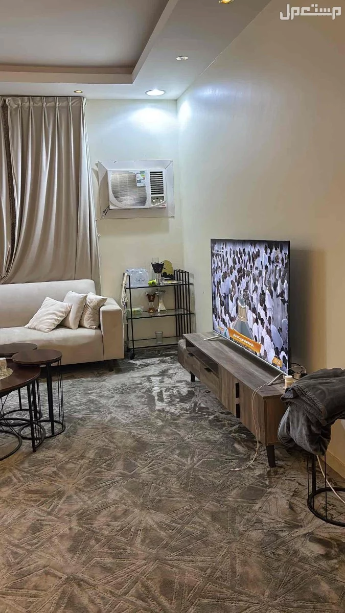 كنب للبيع اربع قطع وطاولة تلفزيون وطاوله بالوسط وملحقطاته