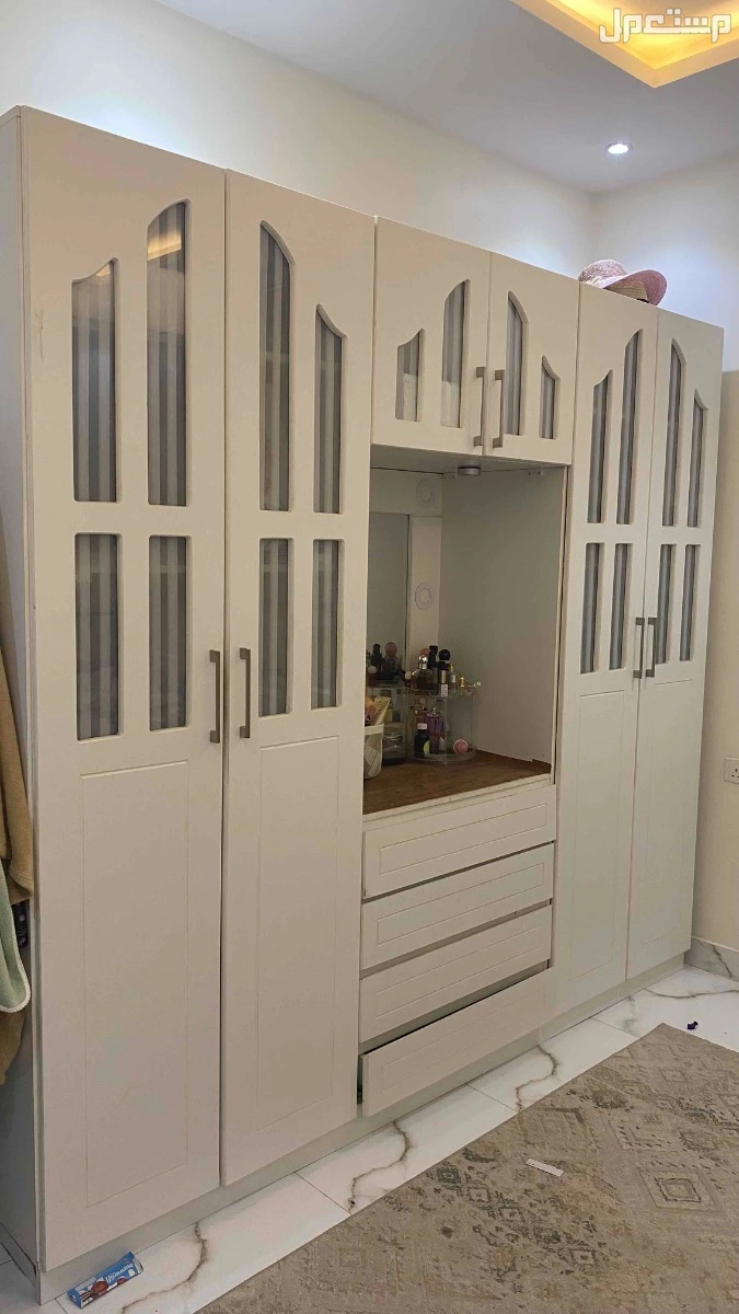 دولاب ملابس بي الفين وخمس مائه دولاب ملابس شبة جديد