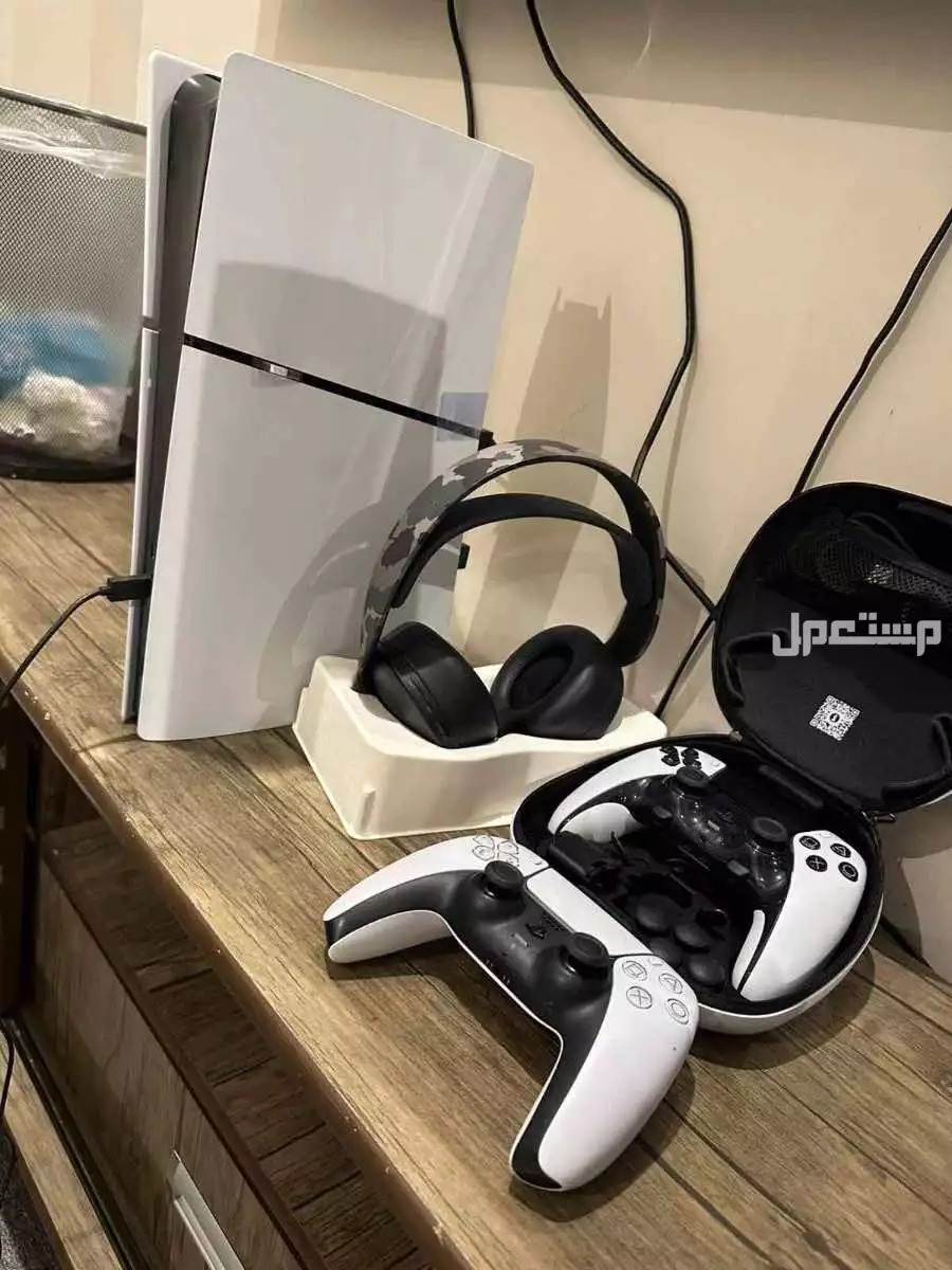 بلاستيشن 5 ويد احترافيه وسماعه مع ملحقات جديد في خميس مشيط