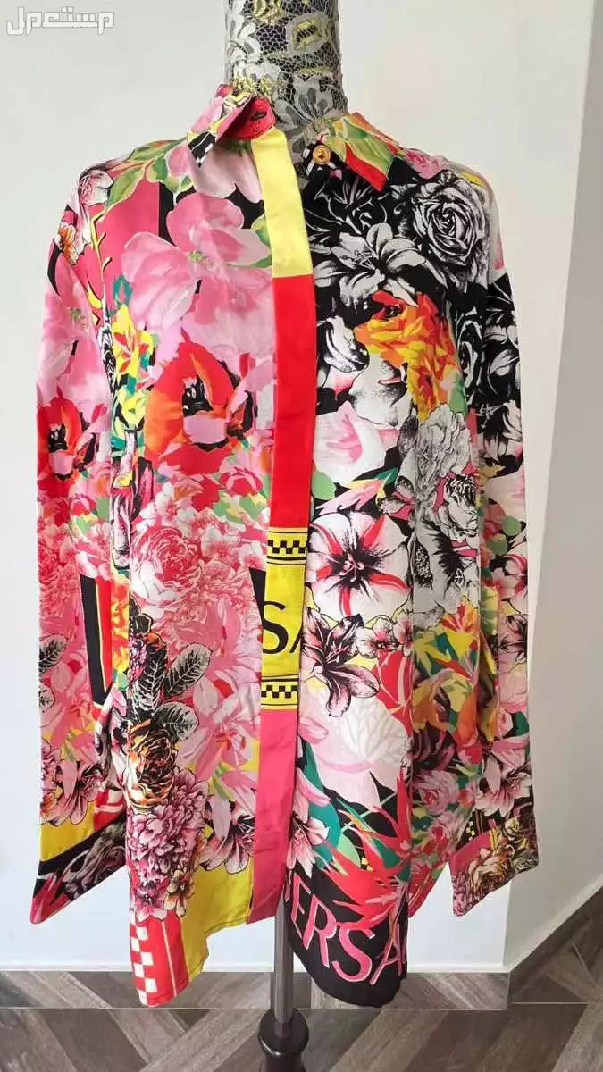 فيرساتشي قميص حريري مزهر في جدة بسعر 2800 ريال سعودي