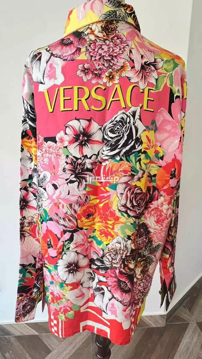 فيرساتشي قميص حريري مزهر في جدة بسعر 2800 ريال سعودي