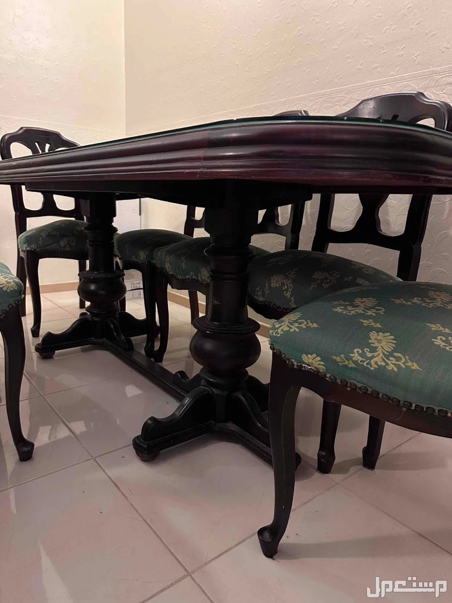 للبيع طاولة طعام 8 كراسي خشب في جدة ب 1500 ريال
