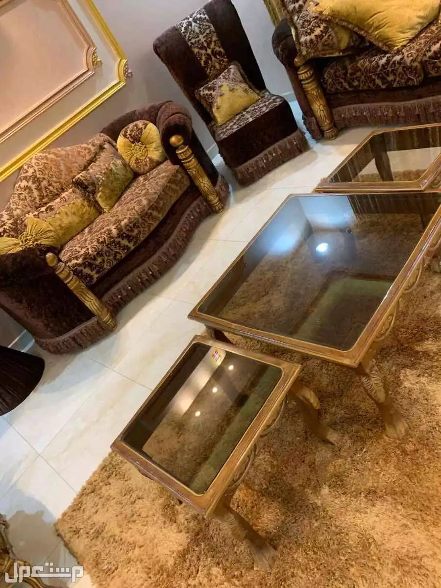 للبيع كنب مجلس مع الطاولات  بسعر 1400