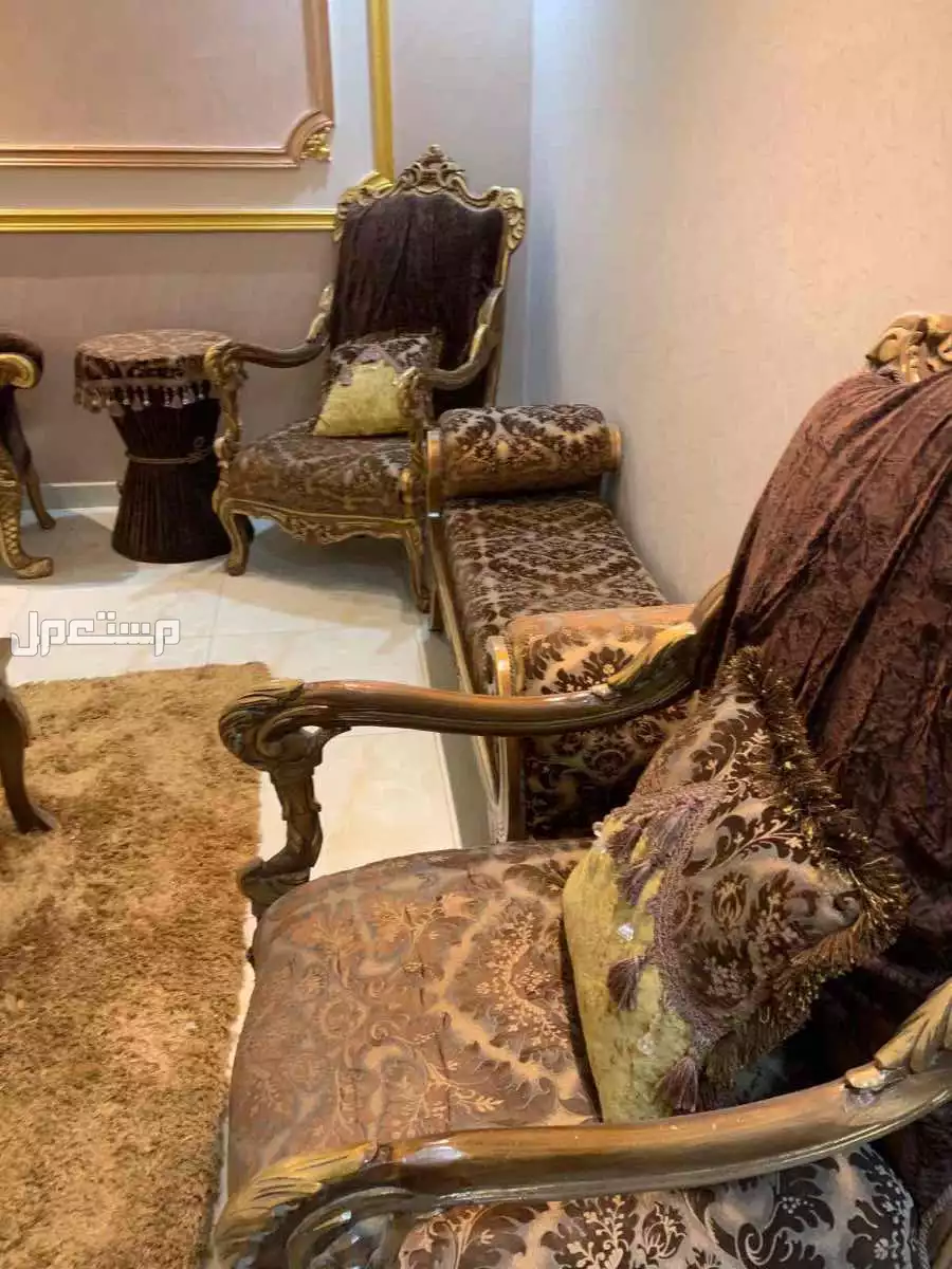 للبيع كنب مجلس مع الطاولات  بسعر 1400