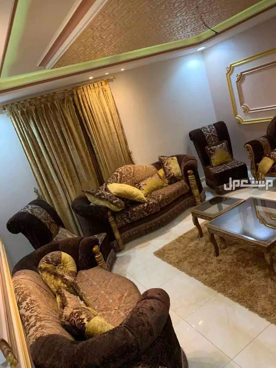 للبيع كنب مجلس مع الطاولات  بسعر 1400