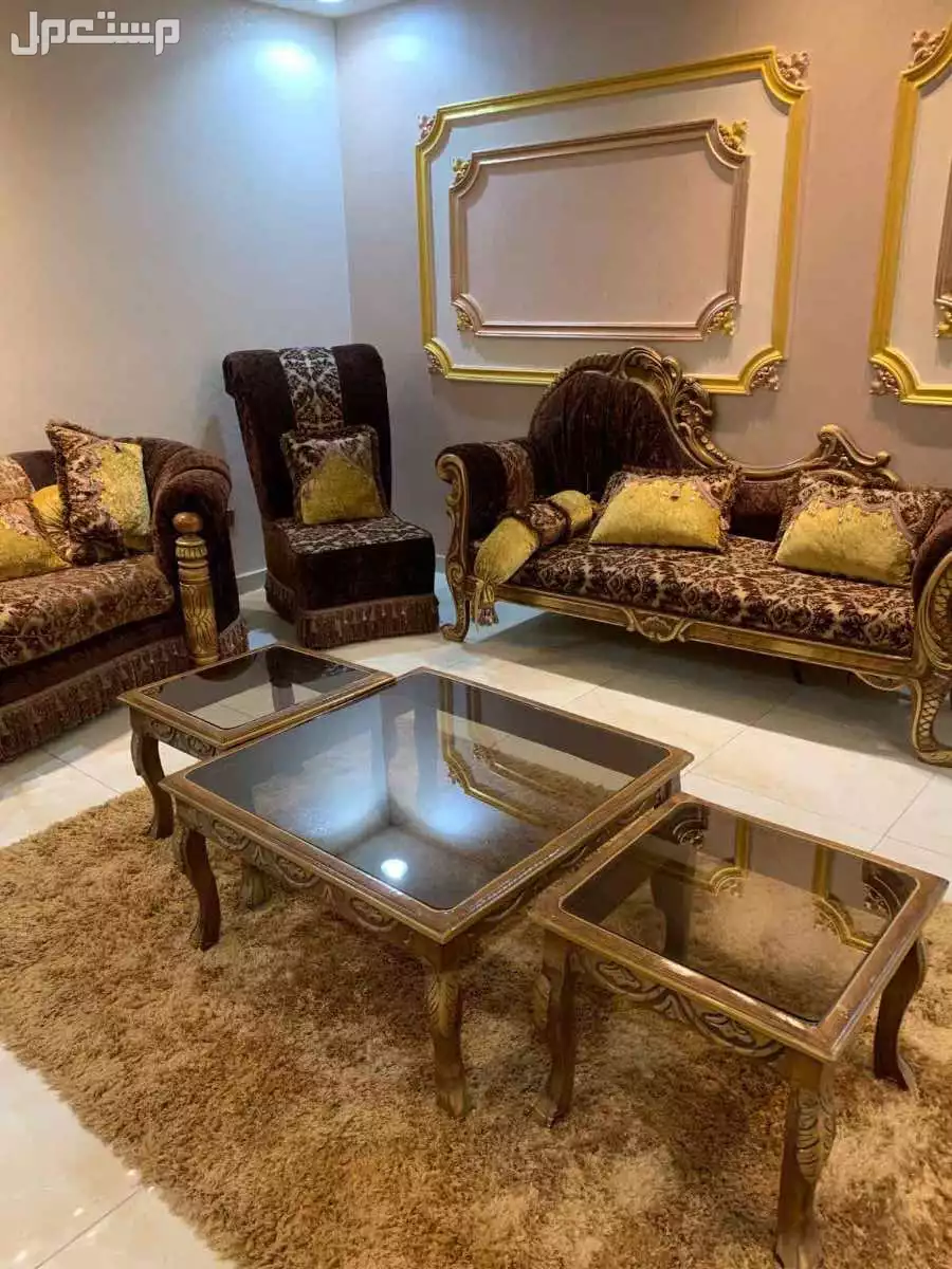 للبيع كنب مجلس مع الطاولات  بسعر 1400