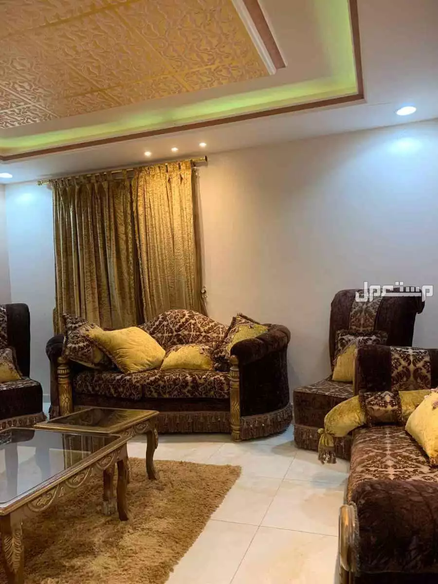 للبيع كنب مجلس مع الطاولات  بسعر 1400