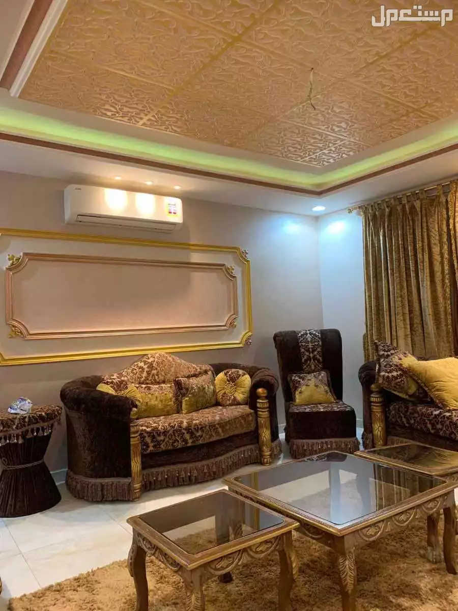 للبيع كنب مجلس مع الطاولات  بسعر 1400