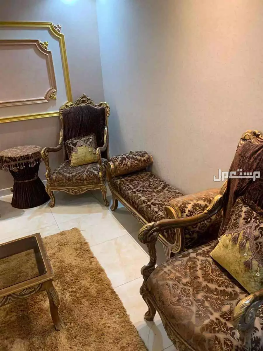 للبيع كنب مجلس مع الطاولات  بسعر 1400