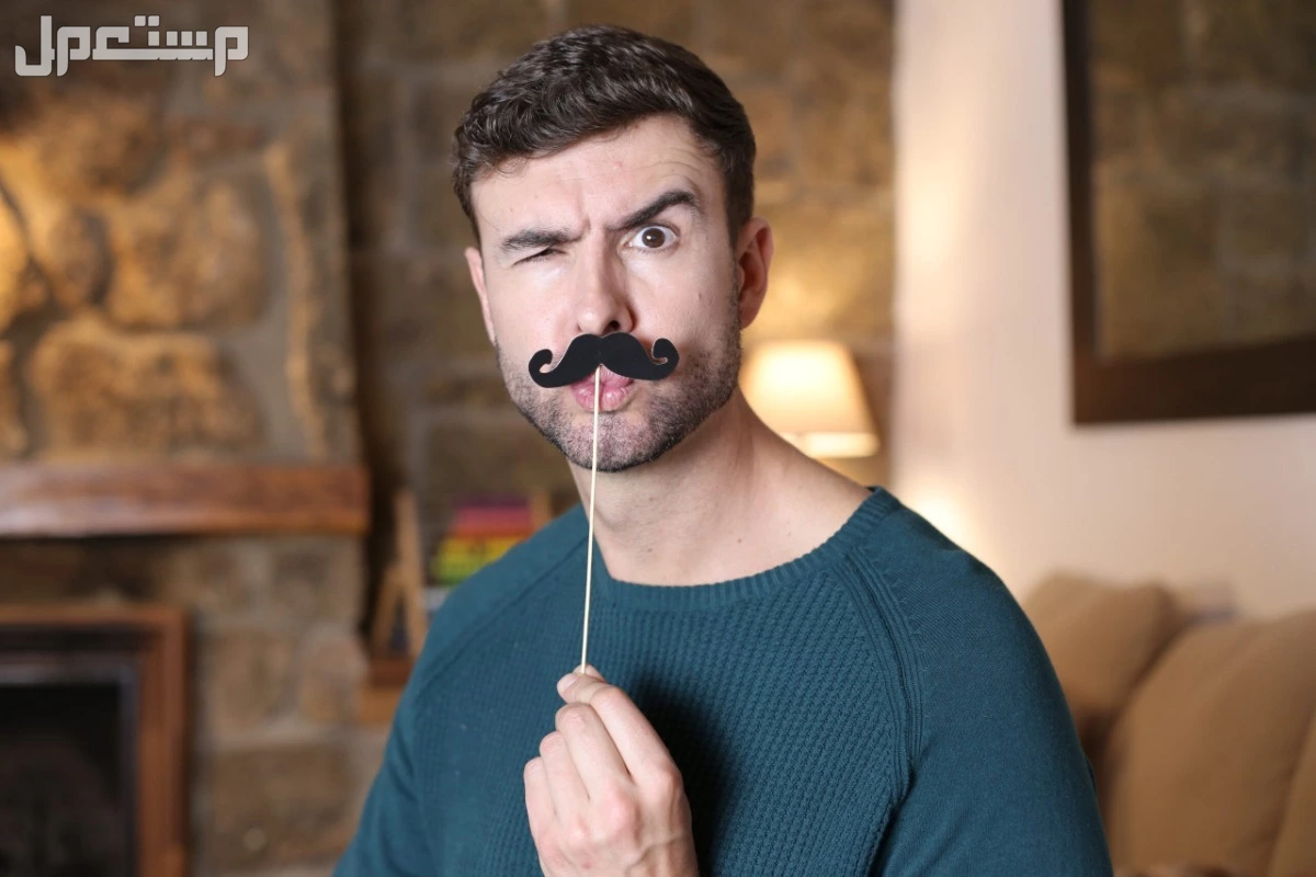 لماذا يطلق الرجال شواربهم في نوفمبر؟ قصة حملة موفمبر 2025 موفمبر movember