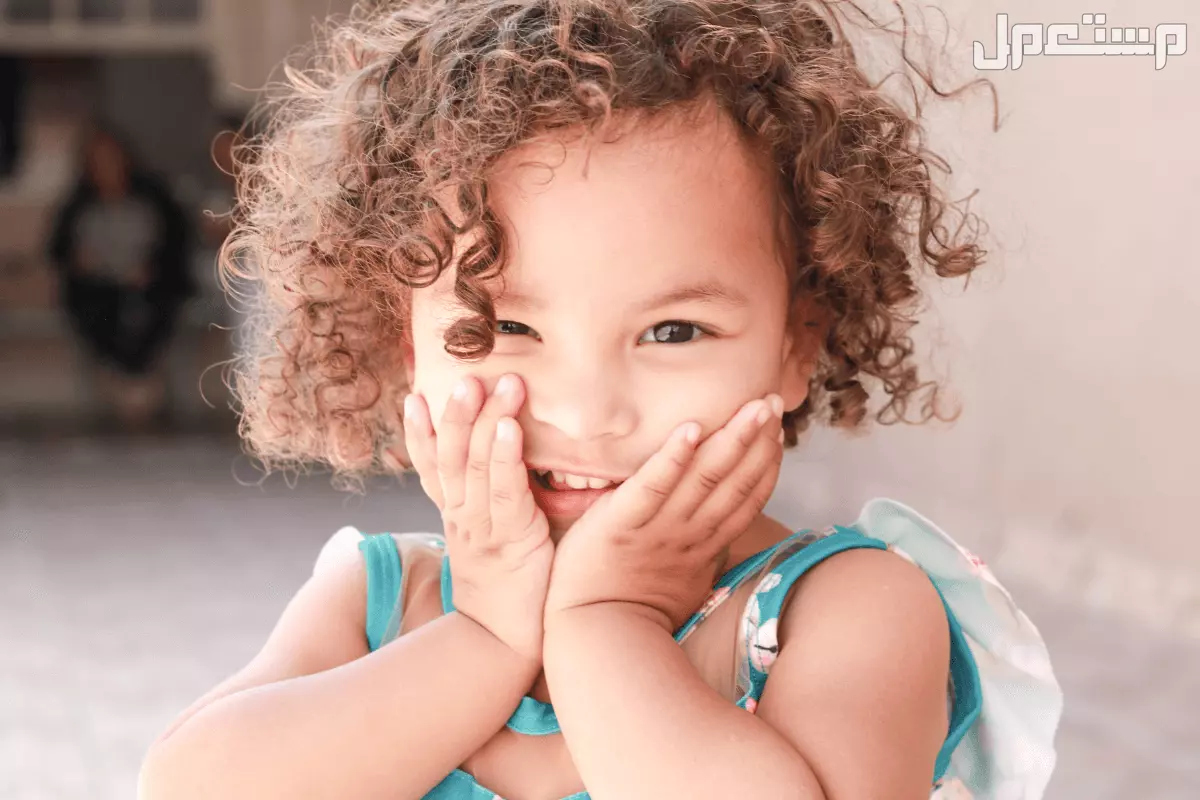 أفضل أنواع الشعر الكيرلي للبنات 2026 طفلة بشعر كيرلي جميل