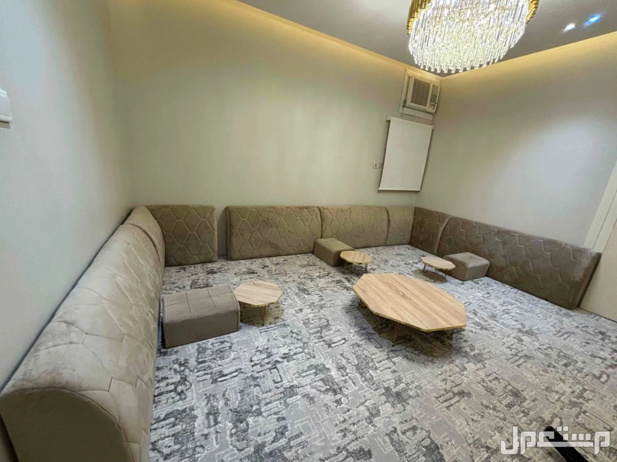 مساند ارضيه مع مراكي و طاولة قهوه و طاولات مساعده