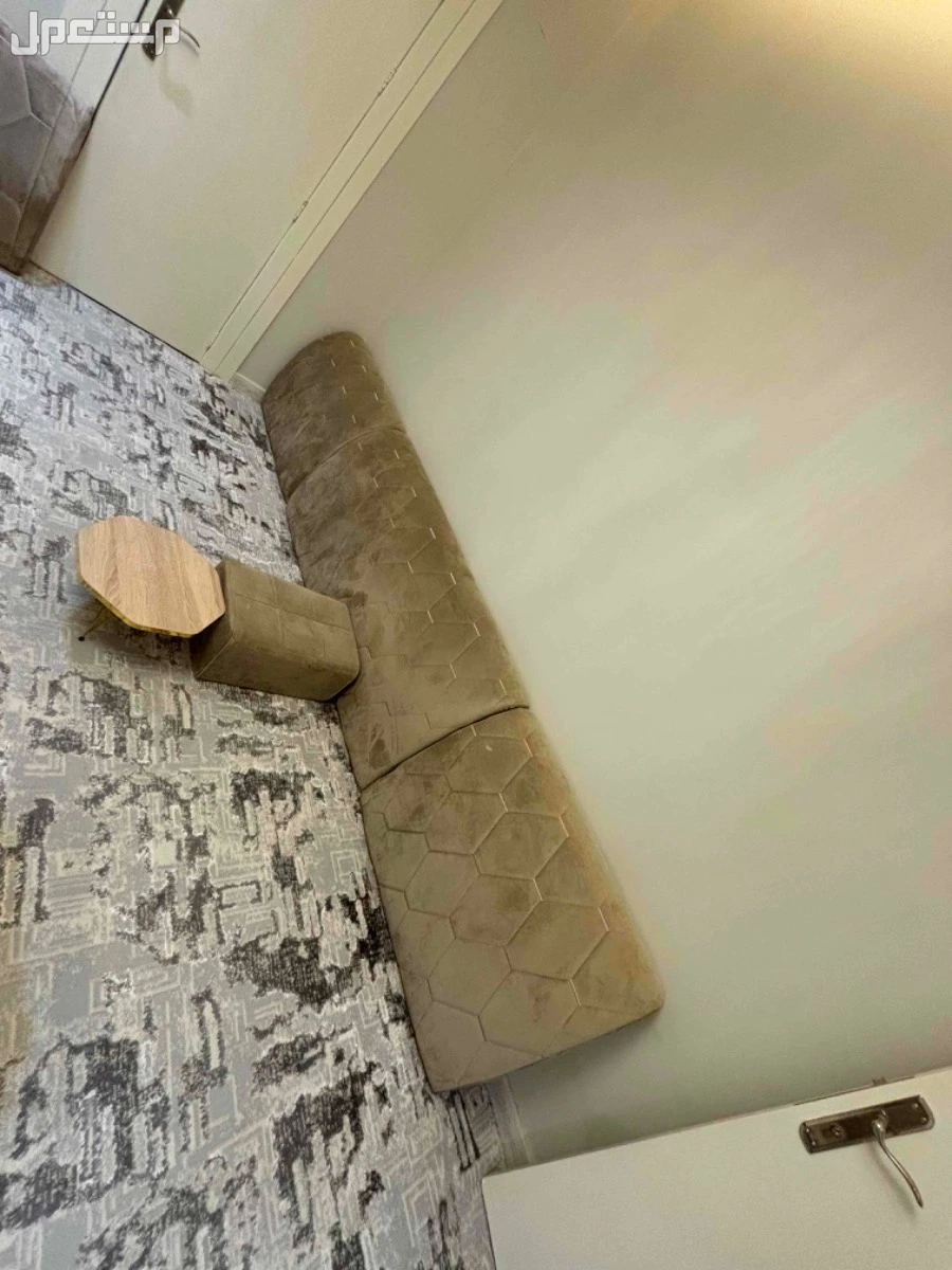 مساند ارضيه مع مراكي و طاولة قهوه و طاولات مساعده