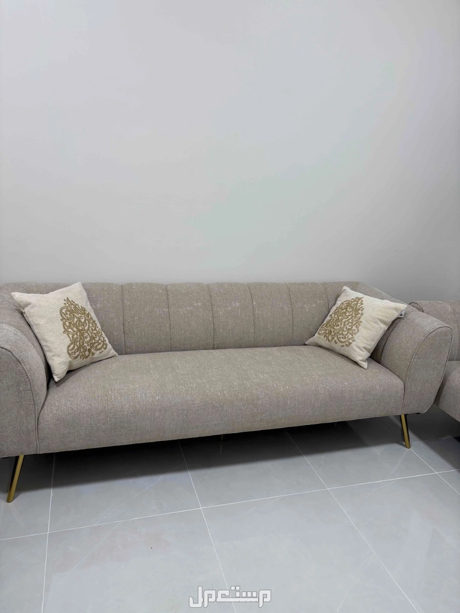 كنب ثلاثي من هوم سنتر جديد ماتم الاستخدام في المدينة المنورة بسعر 2600 ريال سعودي