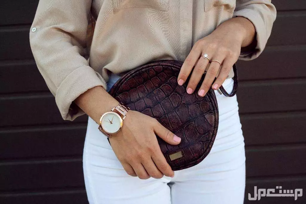 قواعد إتيكيت ارتداء المرأة للساعات.. دليل تنسيق الساعات مع الأساور إكسسوارات نسائية