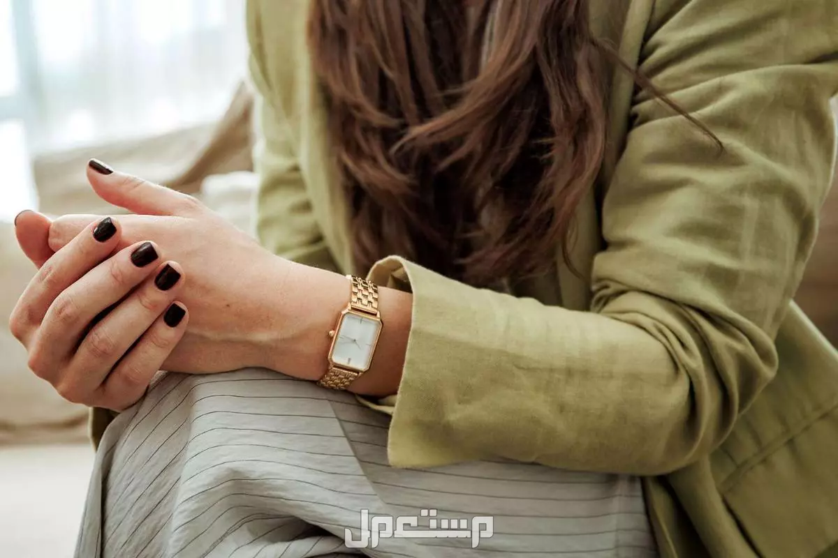 قواعد إتيكيت ارتداء المرأة للساعات.. دليل تنسيق الساعات مع الأساور إتيكيت ارتداء الساعة للنساء