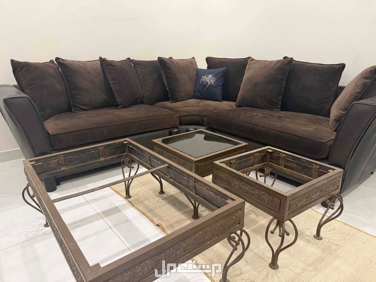للبيع طقم كنب وطاولات قهوة بسعر معقول