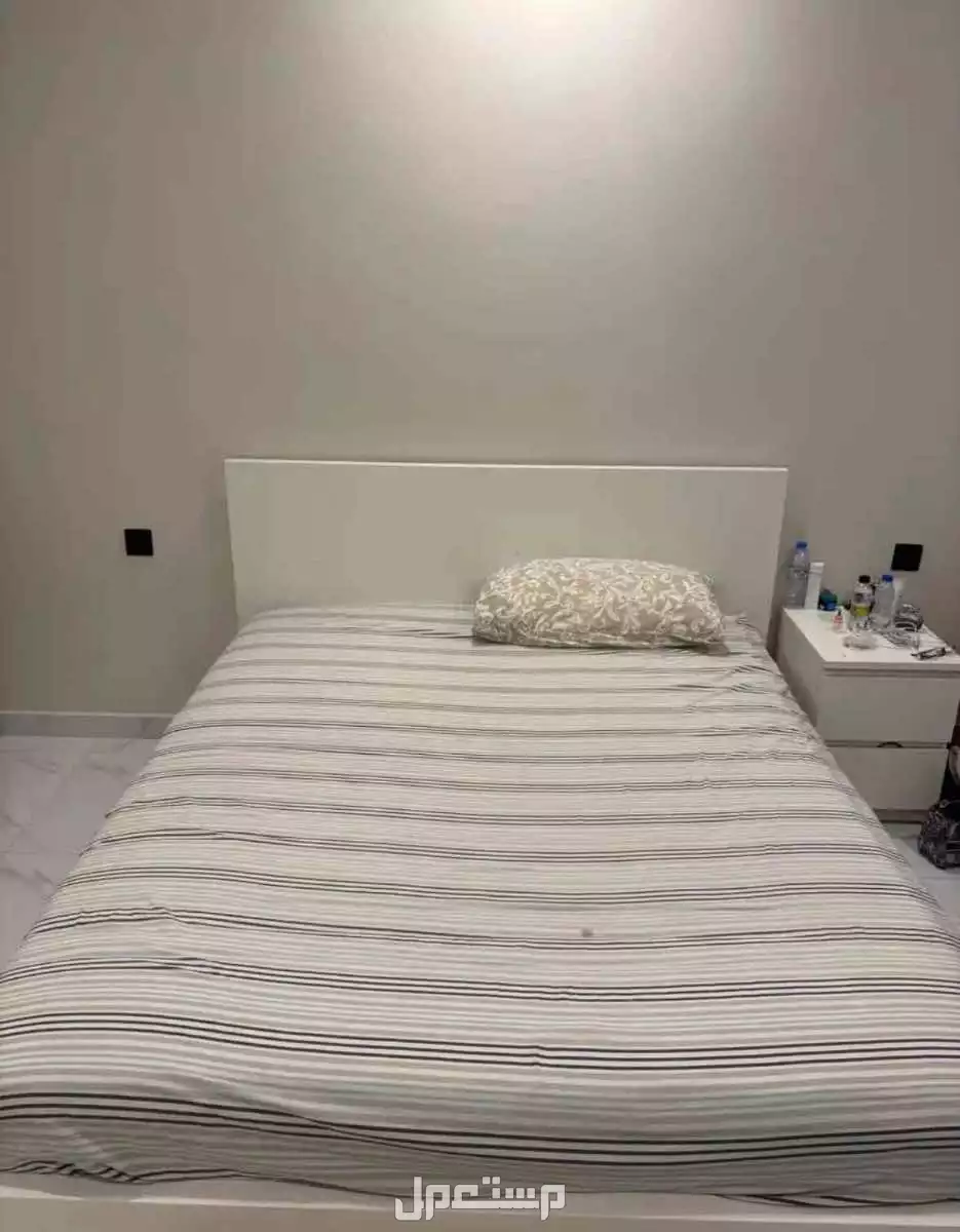 سرير و تسريحه صغيره استعمال نضيف