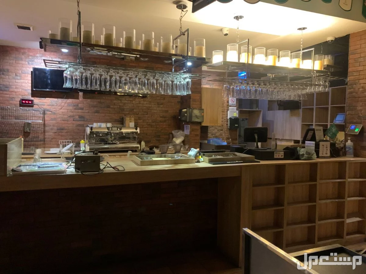 للبيع بار قهوة كامل بالخشب والالمونيوم مع مكينة قهوة 3 مخارج وكاشير في خميس مشيط