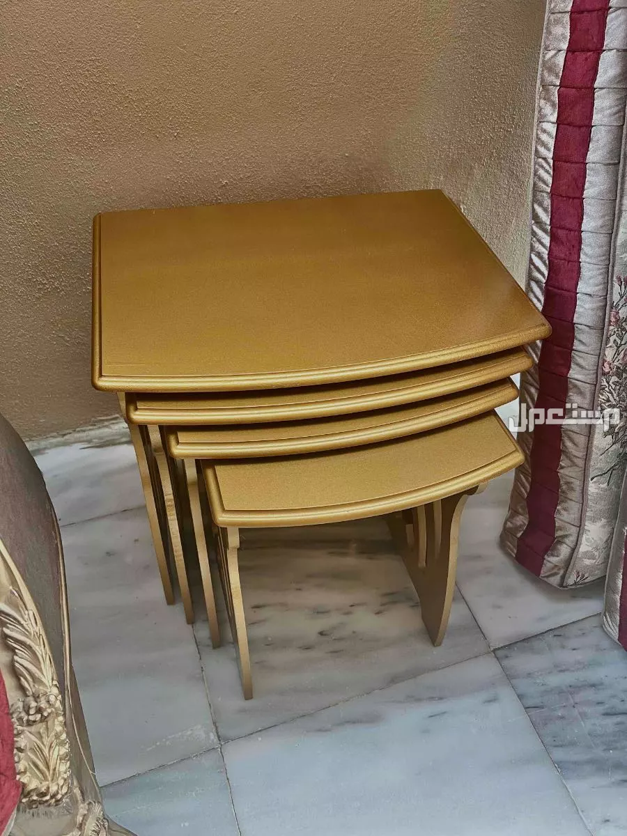 مجلس كنب فاخر جديد بالكامل يتسع لـ 17 شخص – مع طاولة وسط كبيرة، طاولات خدمة، وستارة متناسقة بحالة ممتازة جدا