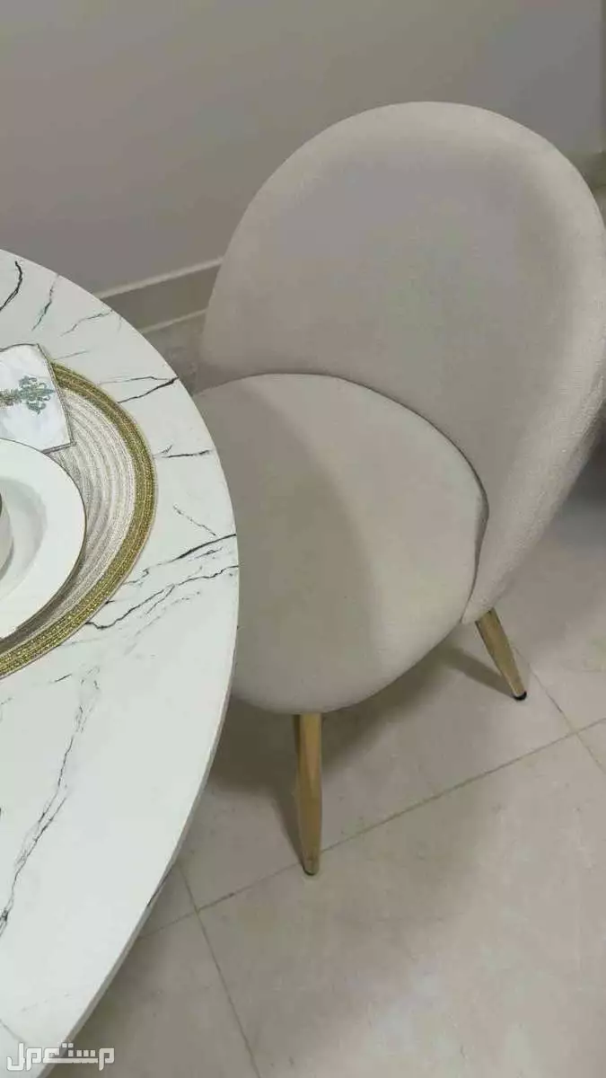 طاولة طعام خشب بديل رخام القاعدة ذهبي بحالة ممتازة لايوجد كسر او قطع