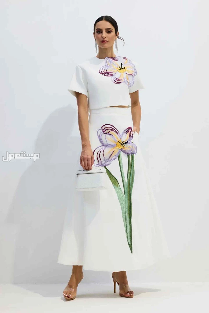 طقم قميص قصير الأكمام مع تطريز زهور أنجيليكا وتنورة في عنيزة بسعر 340 ريال سعودي
