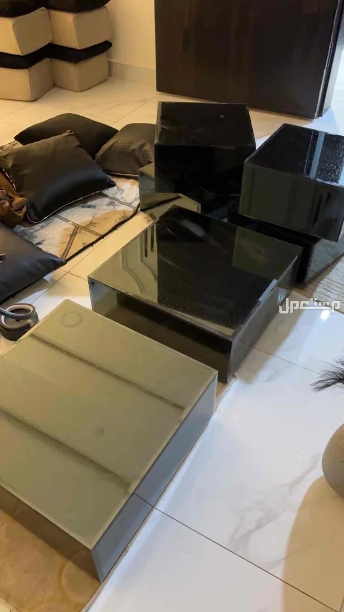 طاولات زوايه 2 كبيره و 4 خدمه زجاج اسود