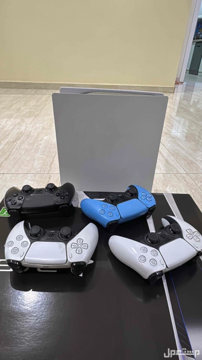 بلايستيشن 5 مع اربع يدات