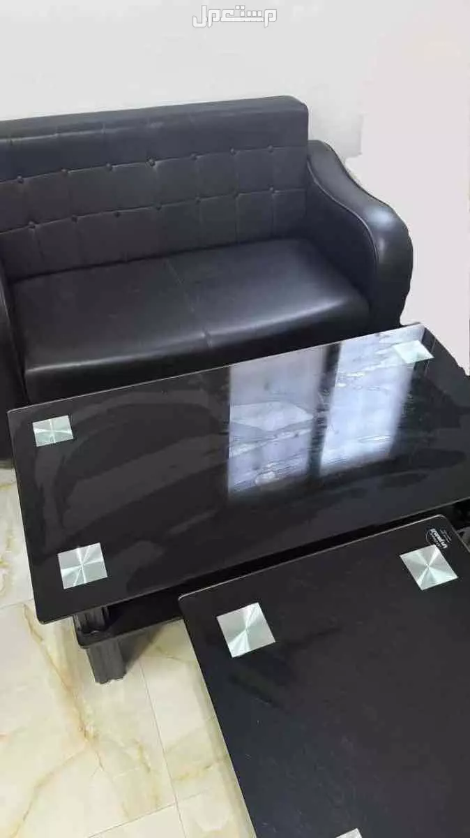طقم مكتبي فخم (كنبة جلد أسود + طاوله زجّاج طويله واحده فقط )بحالة نظيفة *: للمستعجل في الرياض بسعر 150 ريال سعودي
