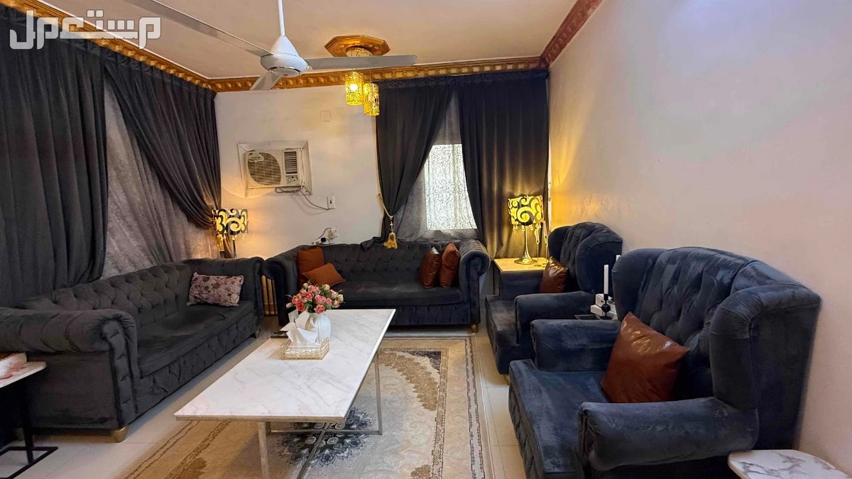 طقم كنب مع طاولات وستاير وابجورات